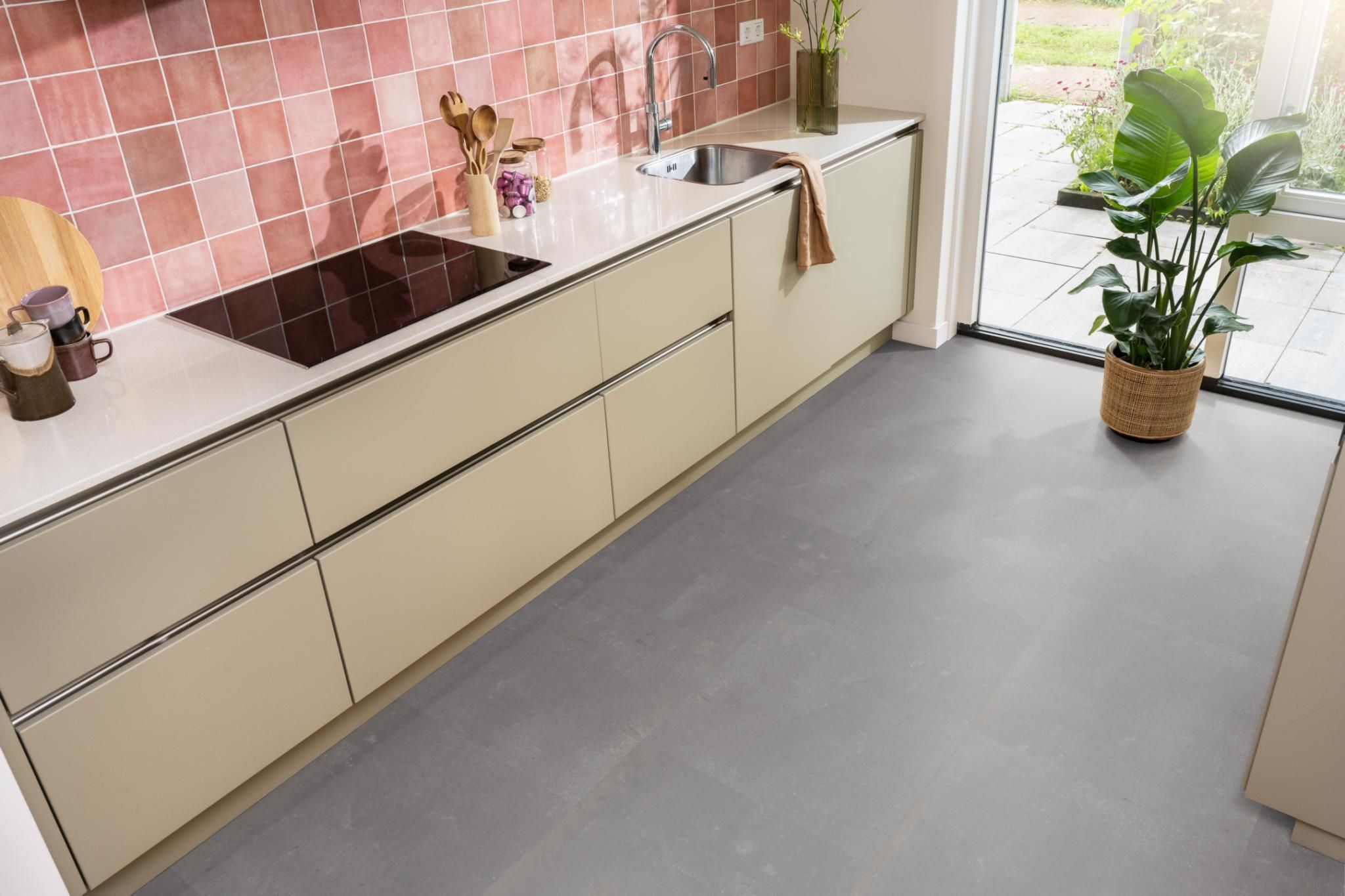 Kleur en structuur van de Dark Grey click pvc vloer met matte afwerking
