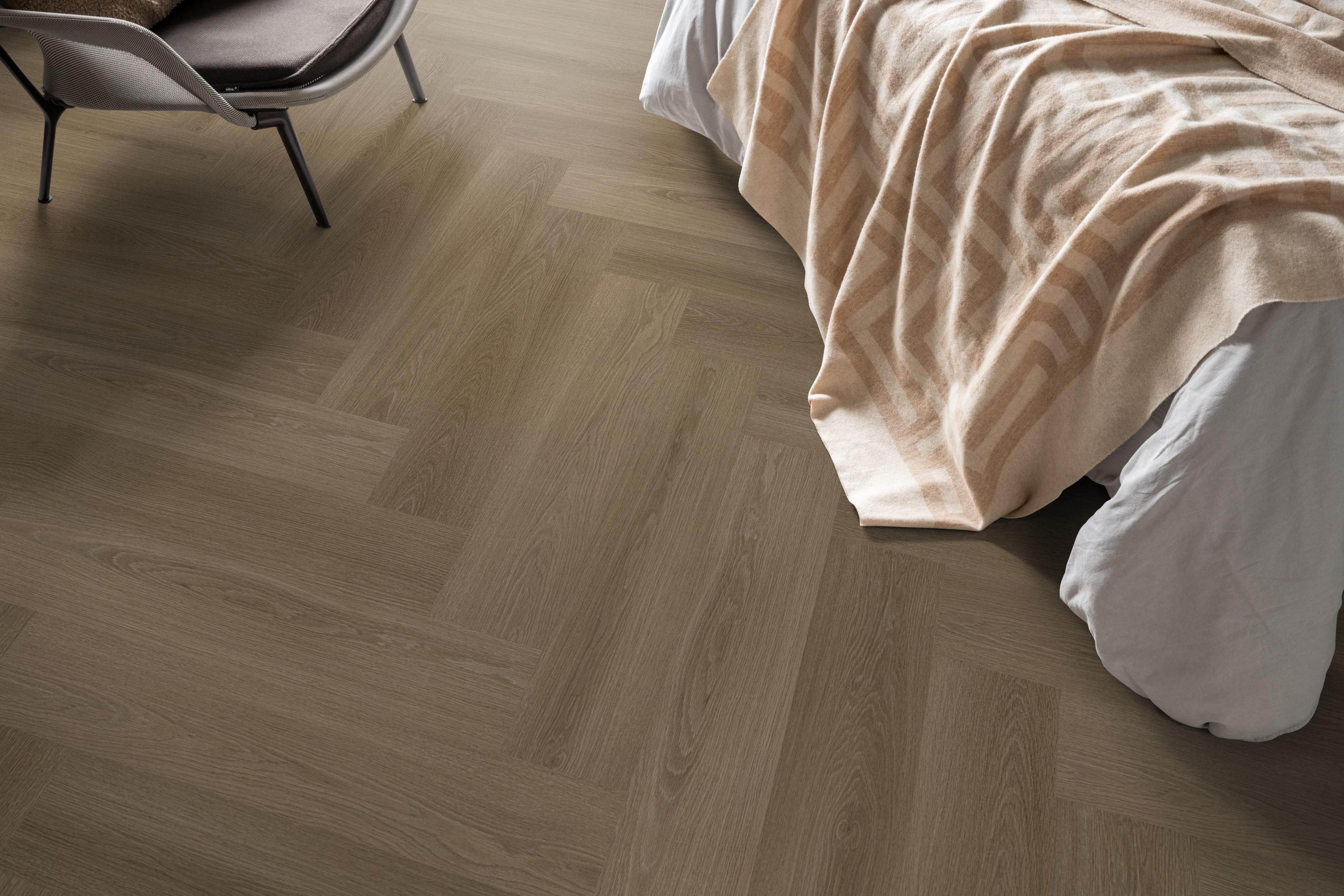 Ambiant Spigato XL Soleno Visgraat Dark Oak – plak PVC visgraat (dryback), artikel 7050-1004-19