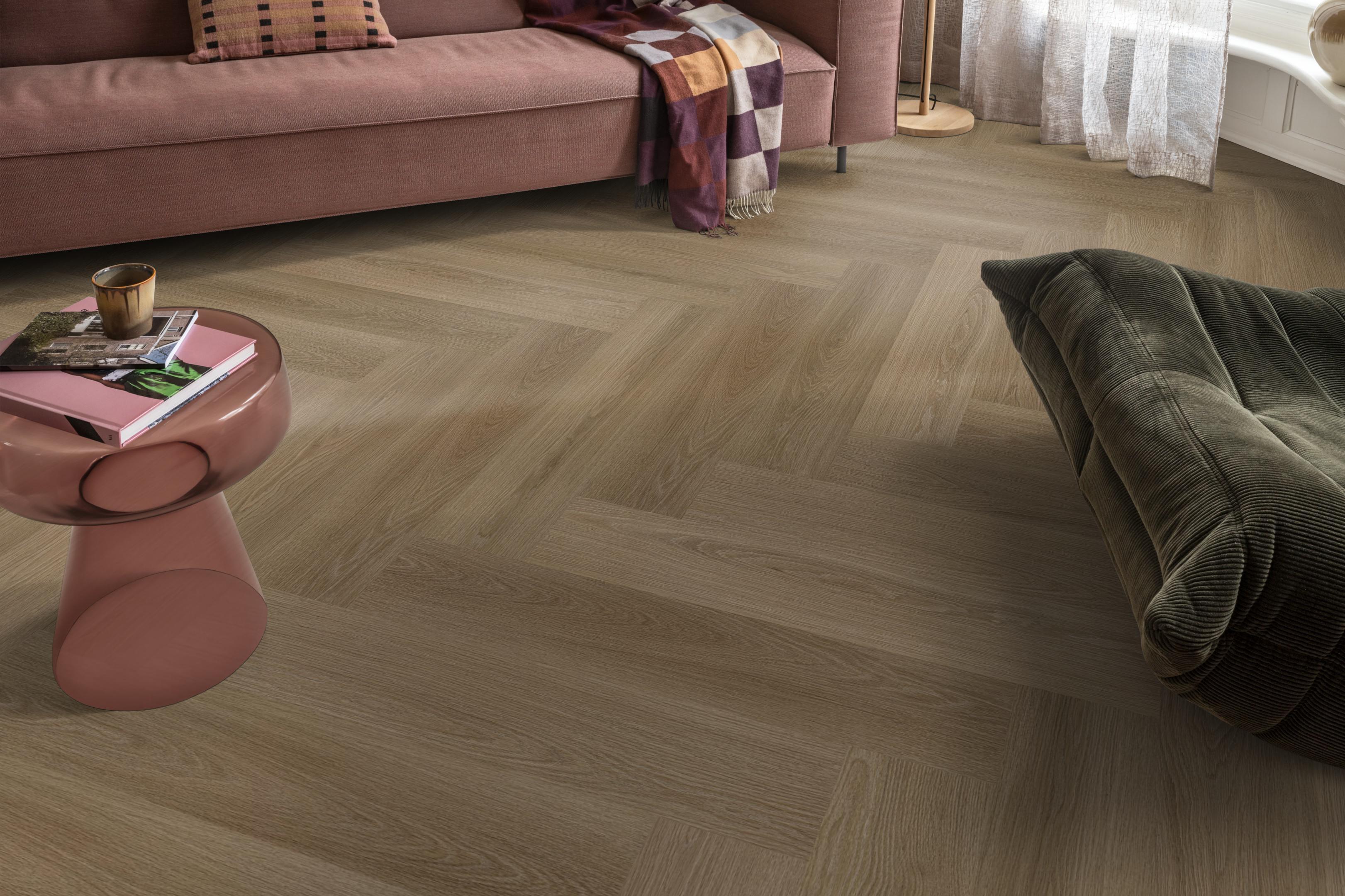 Ambiant Spigato XL Soleno Visgraat 7050.1004.19 Close-up van houtdessin Dark Oak visgraat plak pvc met natuurlijke tekening