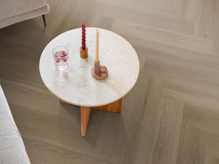 Ambiant Spigato XL Soleno Visgraat Click 7051.2004.19 Close-up van houtdessin Dark Oak visgraat click pvc met verfijnde