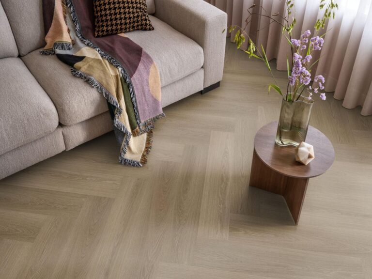 Ambiant Spigato XL Soleno Visgraat 7050.1004.19 Kleur en structuur Dark Oak visgraat plak pvc met rustige kleurtoon