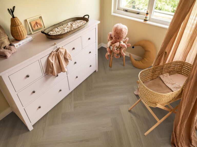 Ambiant Spigato XL Soleno Visgraat 7050.1004.19 Afwerking en randdetail Dark Oak visgraat plak pvc met subtiele v-groef