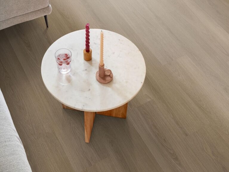 Ambiant Soleno Click 6051.2004.19 Dark Oak PVC plank click pvc in woonkamer sfeerfoto