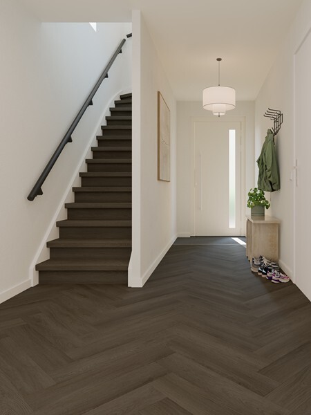 Ground Studio Select Oak Dark Smoked VC.20.90.1 visgraat click PVC gelegd in interieur met zicht op het visgraatpatroon