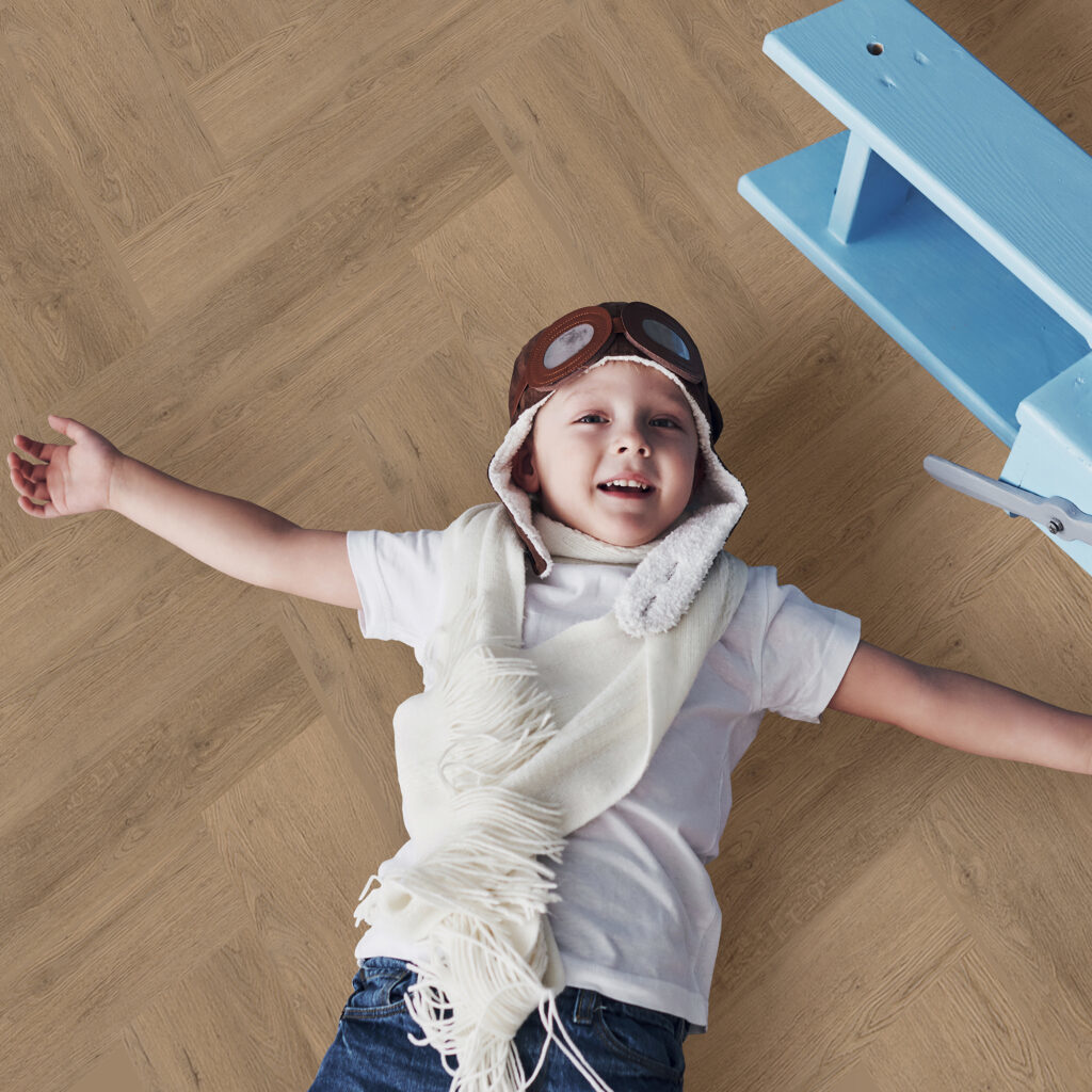 Bodiax Mare BP385 visgraat 374-V Donker Eiken visgraat plak pvc in woonkamer sfeerfoto