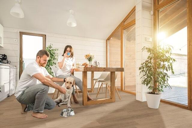 Bodiax Varuna BP390 374 Donker Eiken PVC plank plak pvc in woonkamer sfeerfoto