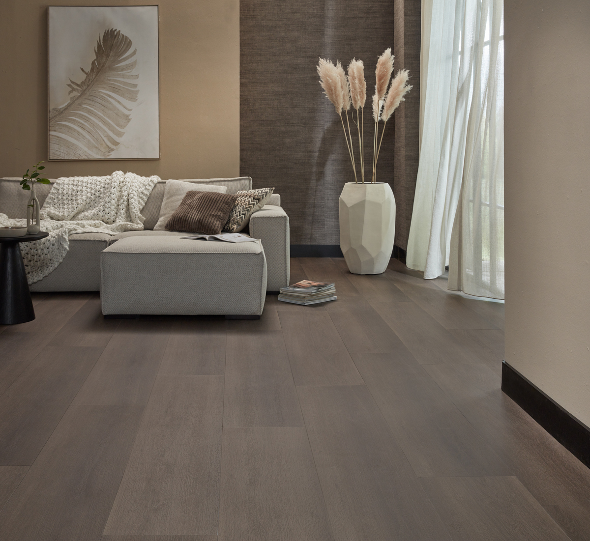 Floer Landhuis PVC FLR-3237 Close-up van houtdessin Donkere Eik PVC plank plak pvc met verfijnde afwerking