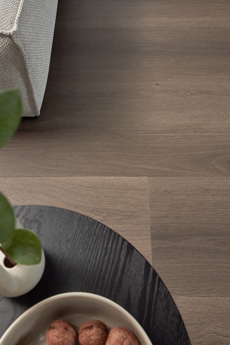 Floer Landhuis PVC FLR-3237 Kleur en structuur Donkere Eik PVC plank plak pvc met rustige kleurtoon