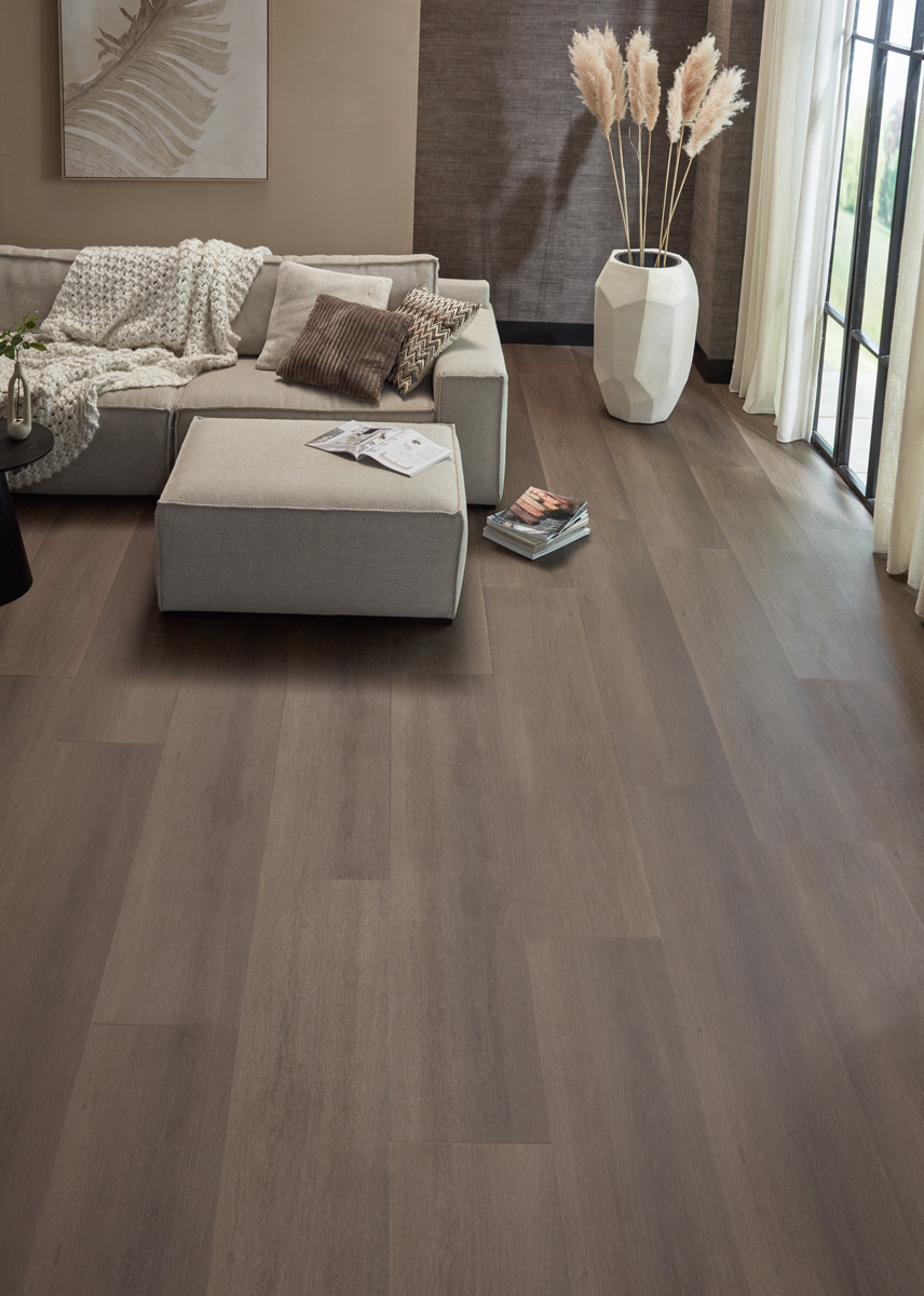 Floer Landhuis Click PVC FLR-3757 Close-up van houtdessin Donkere Eik PVC plank click pvc met natuurlijke tekening