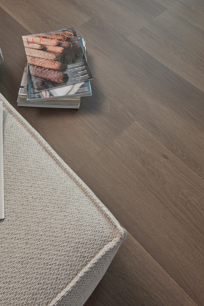 Floer Landhuis Click PVC FLR-3757 Legpatroon en afwerking Donkere Eik PVC plank click pvc met rustige tekening