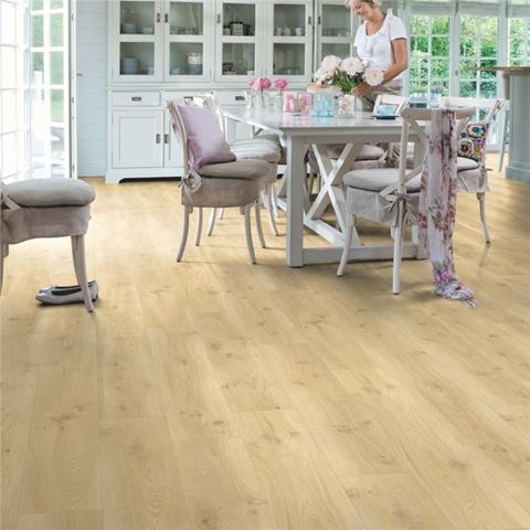 QuickStep Blos AVSPU40018 Close-up van houtdessin Drijvende Eik Beige PVC plank click pvc met natuurlijke tekening