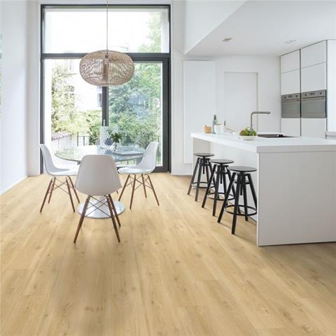 QuickStep Blos AVSPU40018 Drijvende Eik Beige PVC plank click pvc in woonkamer sfeerfoto