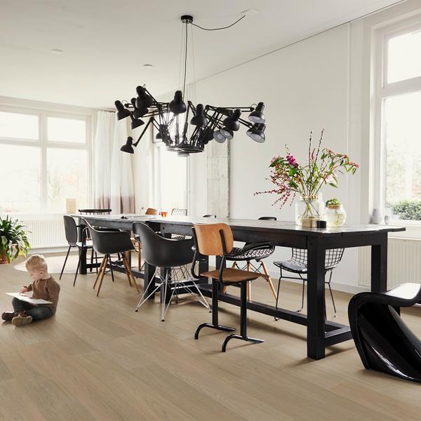 VivaFloors Bologna 7820 plak PVC plank sfeerbeeld in een eigentijds interieur