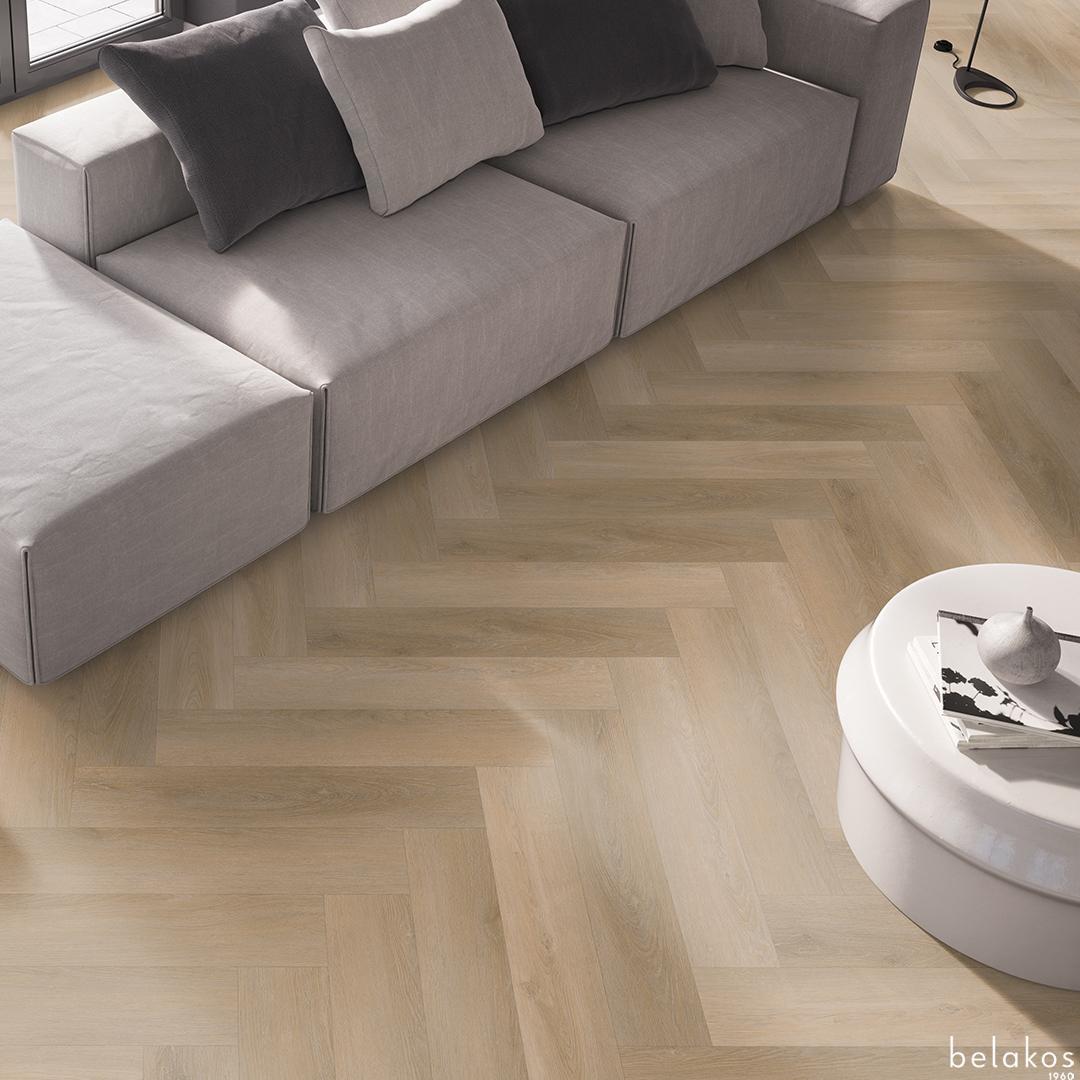 Attico Visgraat XL 81 visgraat plak PVC sfeerfoto in woonkamer