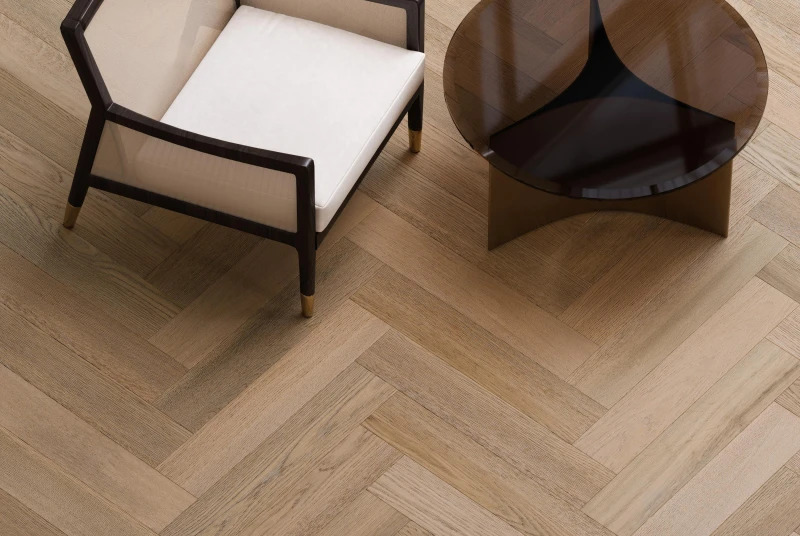 Therdex Herringbone Premier 7584 visgraat plak pvc in woonkamer sfeerfoto