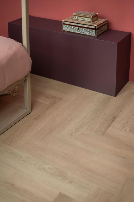 Hebeta Clermont Visgraat 77820 Close-up van houtdessin visgraat plak pvc met verfijnde afwerking