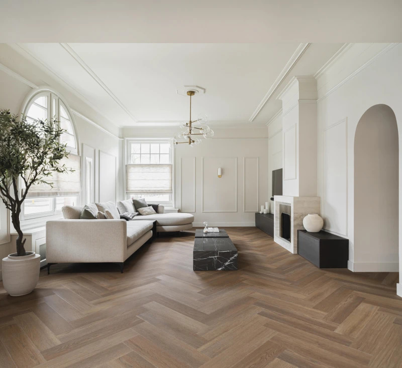 Therdex Herringbone Premier 7585 visgraat plak pvc in woonkamer sfeerfoto