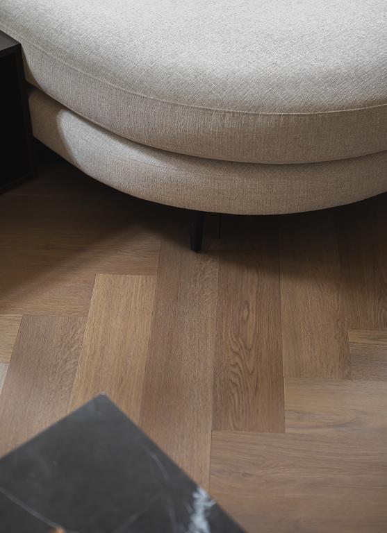 Therdex Herringbone Premier 7585 Close-up van houtdessin visgraat plak pvc met natuurlijke tekening