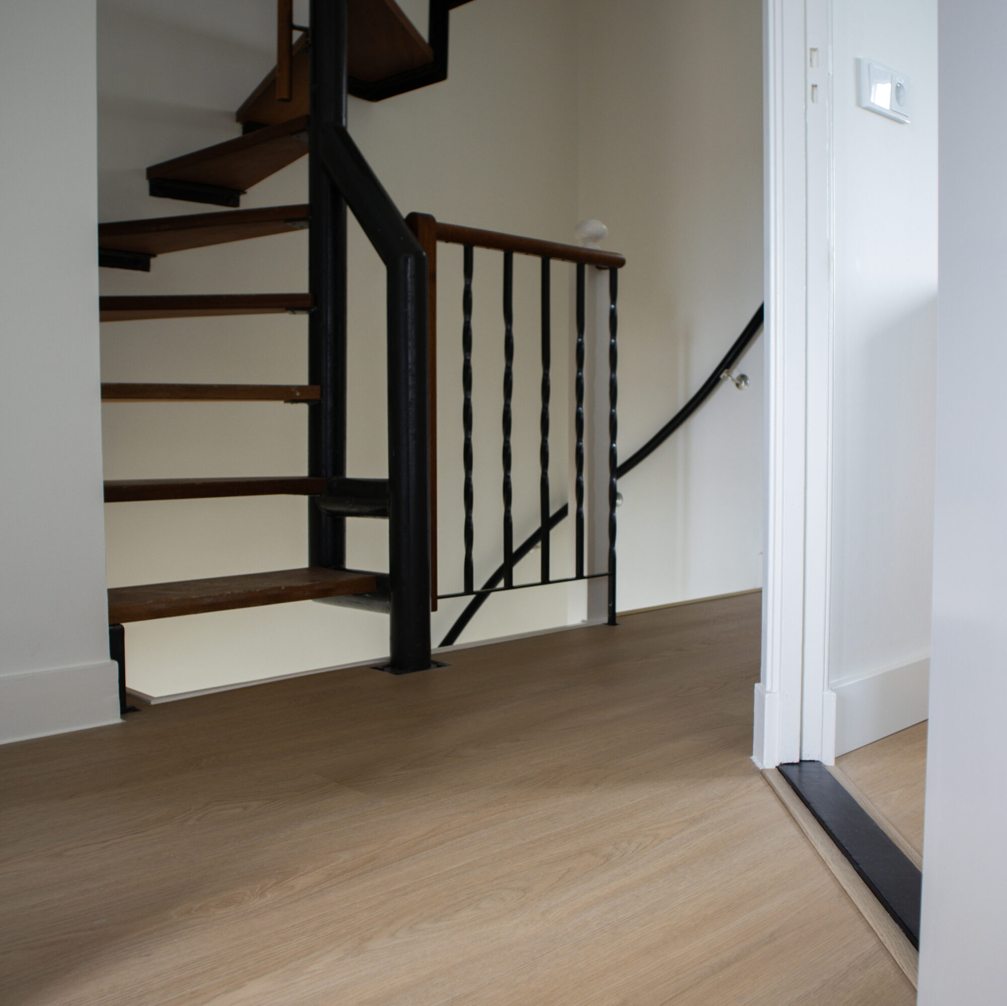VivaFloors Bordeaux 8540 plak PVC plank sfeerbeeld in een eigentijds interieur