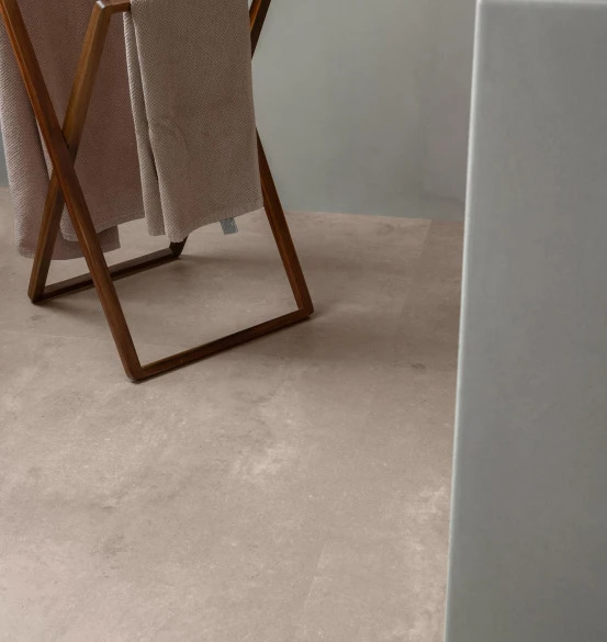 Hebeta Beton Design 38217 plak PVC tegel in badkamer bij houten handdoekrek