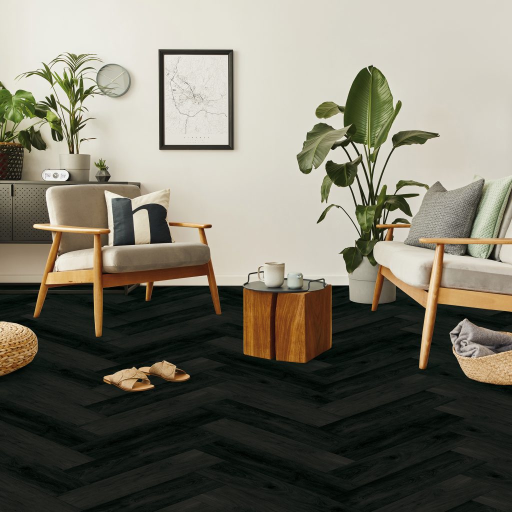 Bodiax Mare BP385 visgraat 394-V Duister Eiken visgraat plak pvc in woonkamer sfeerfoto