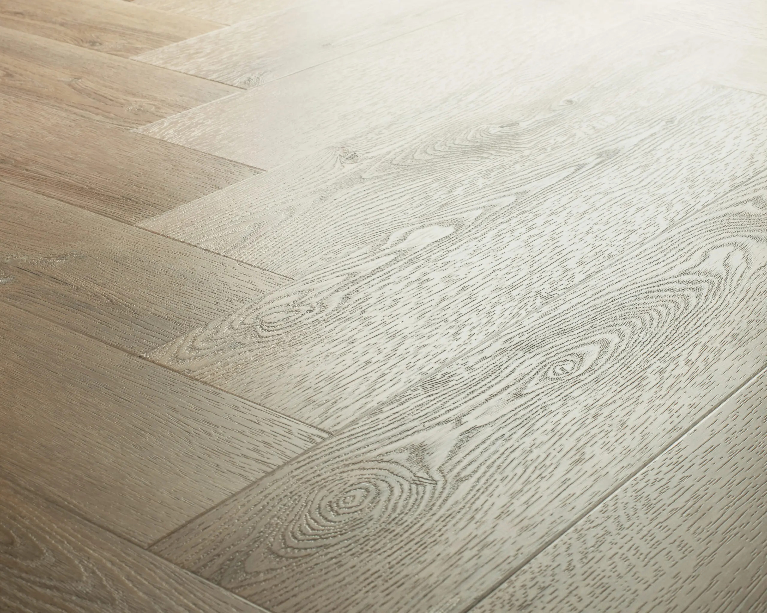 Hebeta Charente Visgraat 7761 Close-up van houtdessin Eiken Bruin visgraat plak pvc met natuurlijke tekening