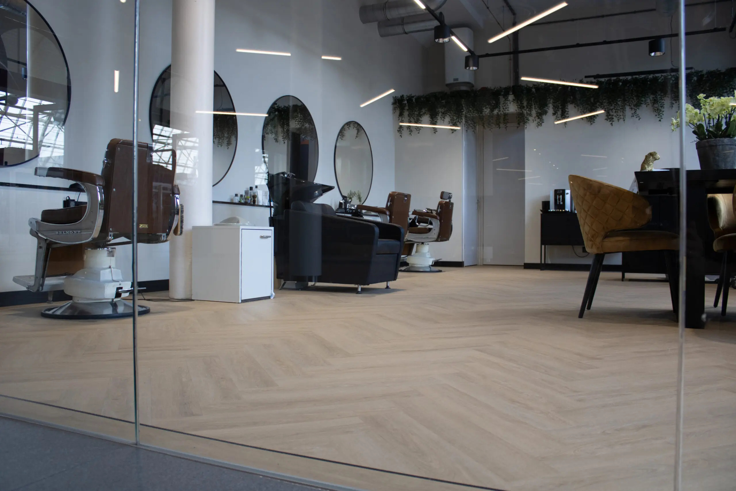 Hebeta Charente Visgraat 7760 Close-up van houtdessin Eiken Naturel visgraat plak pvc met verfijnde afwerking