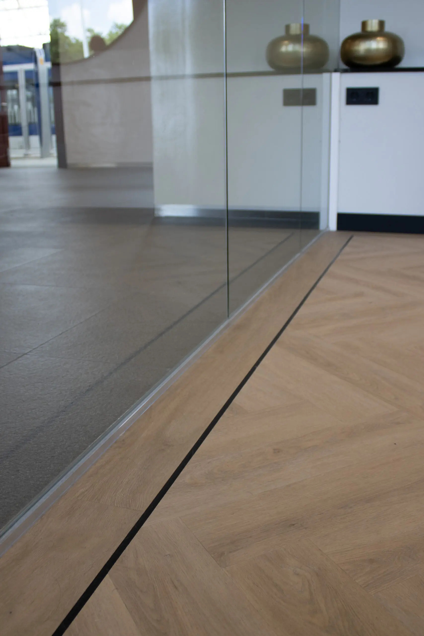 Hebeta Charente Visgraat 7760 Close-up van houtdessin Eiken Naturel visgraat plak pvc met natuurlijke tekening