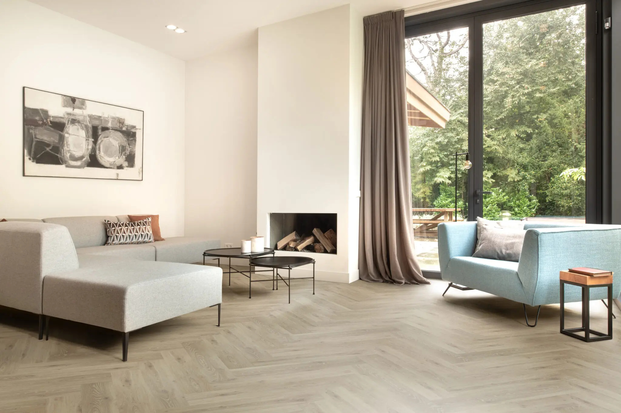 Hebeta Chamonix Visgraat 77804 Eiken Rustiek Naturel visgraat plak pvc in woonkamer sfeerfoto