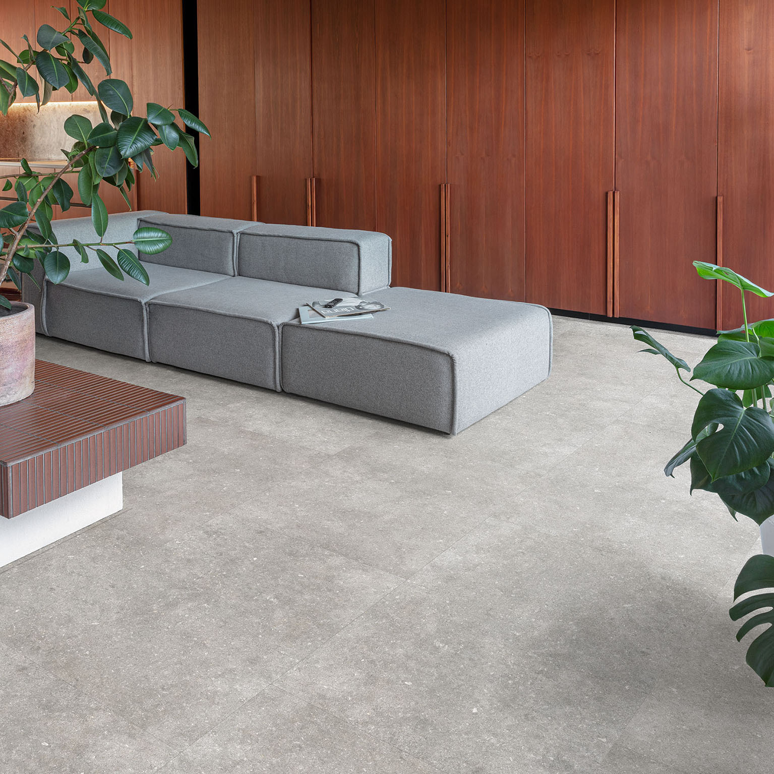 Floorify Grote Tegels Click F031 Etna PVC tegel click pvc in woonkamer sfeerfoto