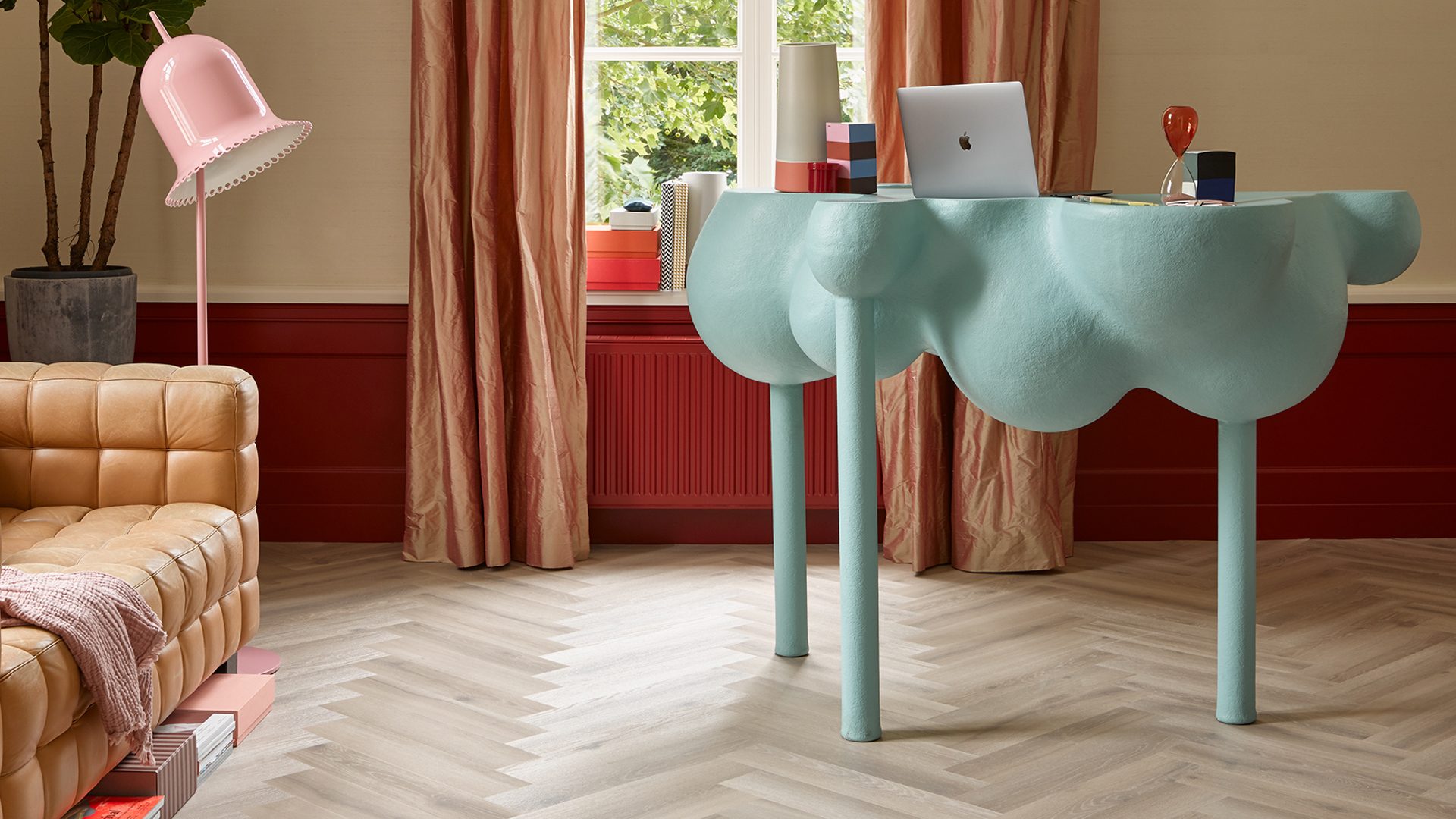 Tarkett ID Inspiration 70 Supernature visgraat 60x12cm 24535113 Detail van de structuur Forest Oak Soaped visgraat plak pvc