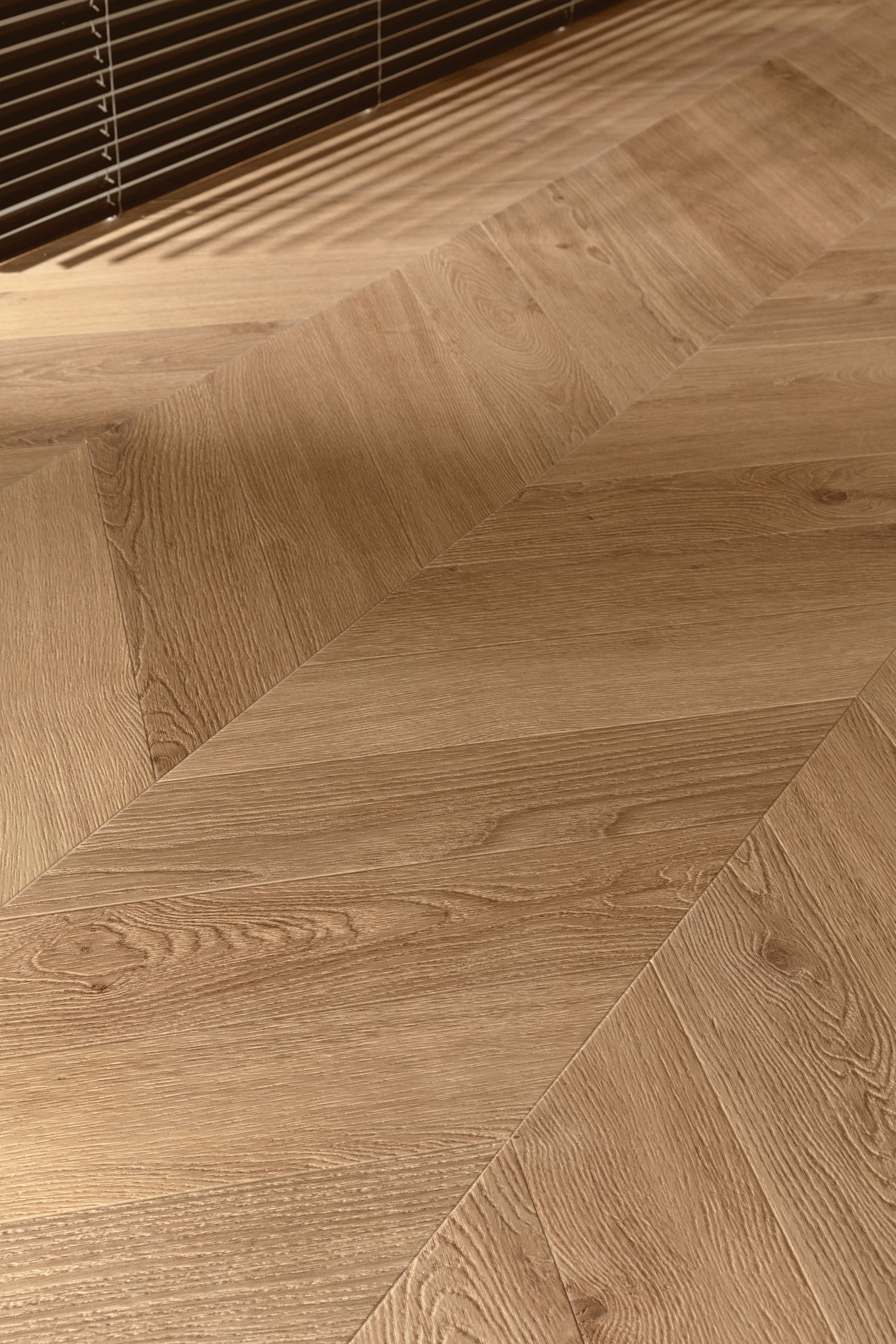 Floorify Hongaarse Punt Click F719 Close-up van houtdessin Frieda Hongaarse punt click pvc met verfijnde afwerking