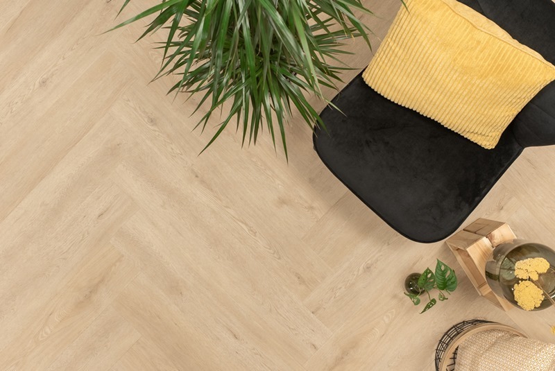 Floer Walvisgraat PVC FLR-3527 Gaia Grijsbeige visgraat plak pvc in woonkamer sfeerfoto