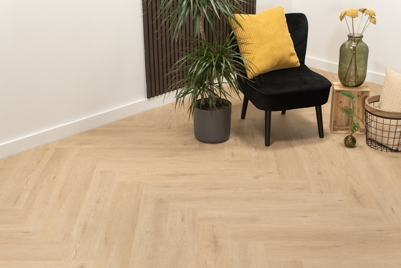 Floer Walvisgraat PVC FLR-3527 Detail van de structuur Gaia Grijsbeige visgraat plak pvc met subtiele nerf warmteweerstand