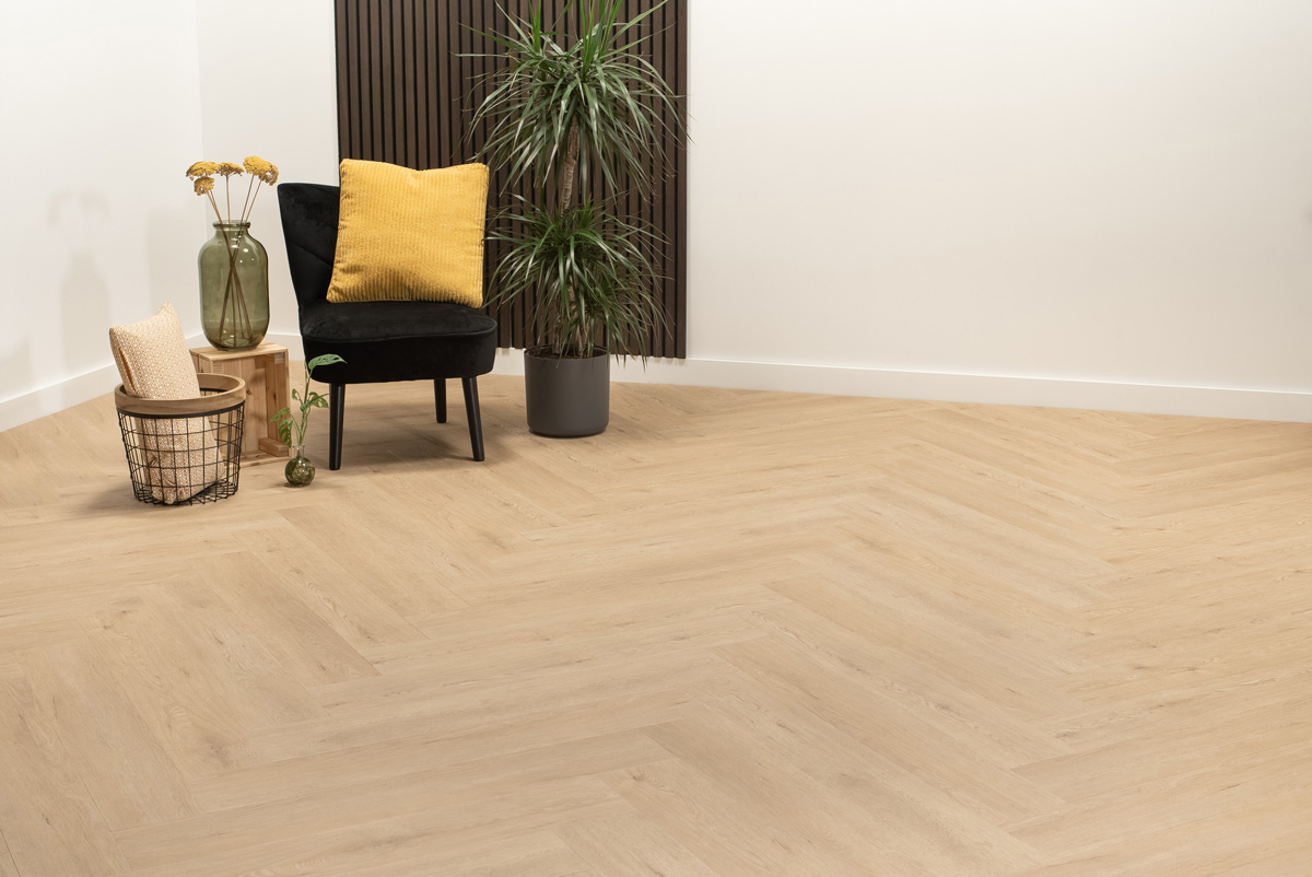 Floer Walvisgraat click PVC FLR-3915 Close-up van houtdessin Gaia Grijsbeige visgraat click pvc met natuurlijke tekening