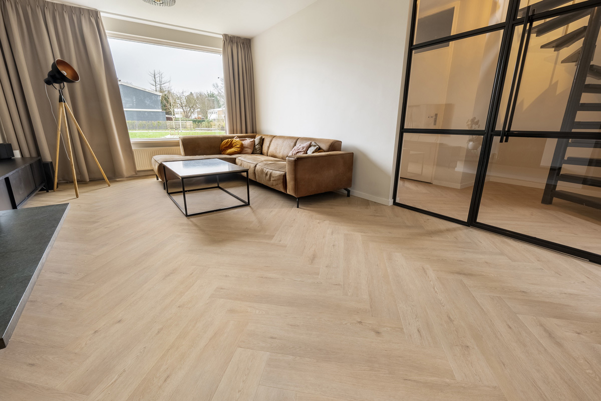 Floer Walvisgraat click PVC FLR-3915 Close-up van houtdessin Gaia Grijsbeige visgraat click pvc met verfijnde afwerking