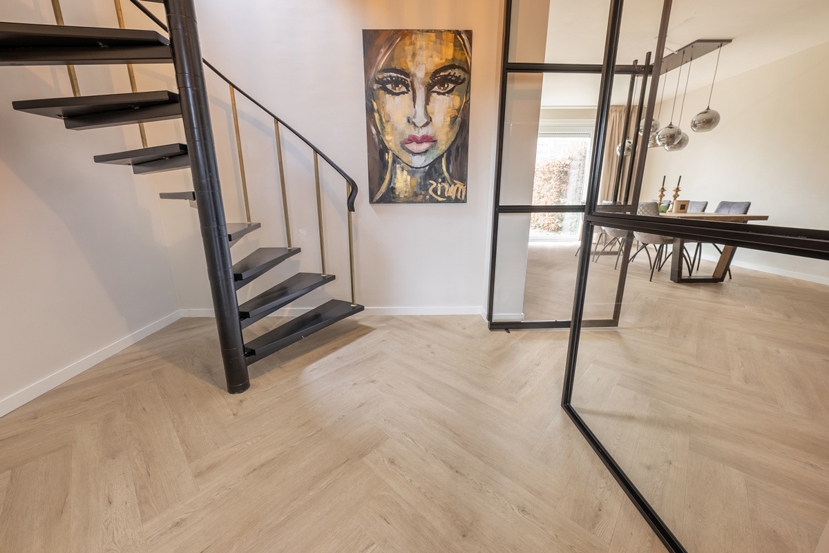 Floer Walvisgraat click PVC FLR-3915 Kleur en structuur Gaia Grijsbeige visgraat click pvc met rustige kleurtoon