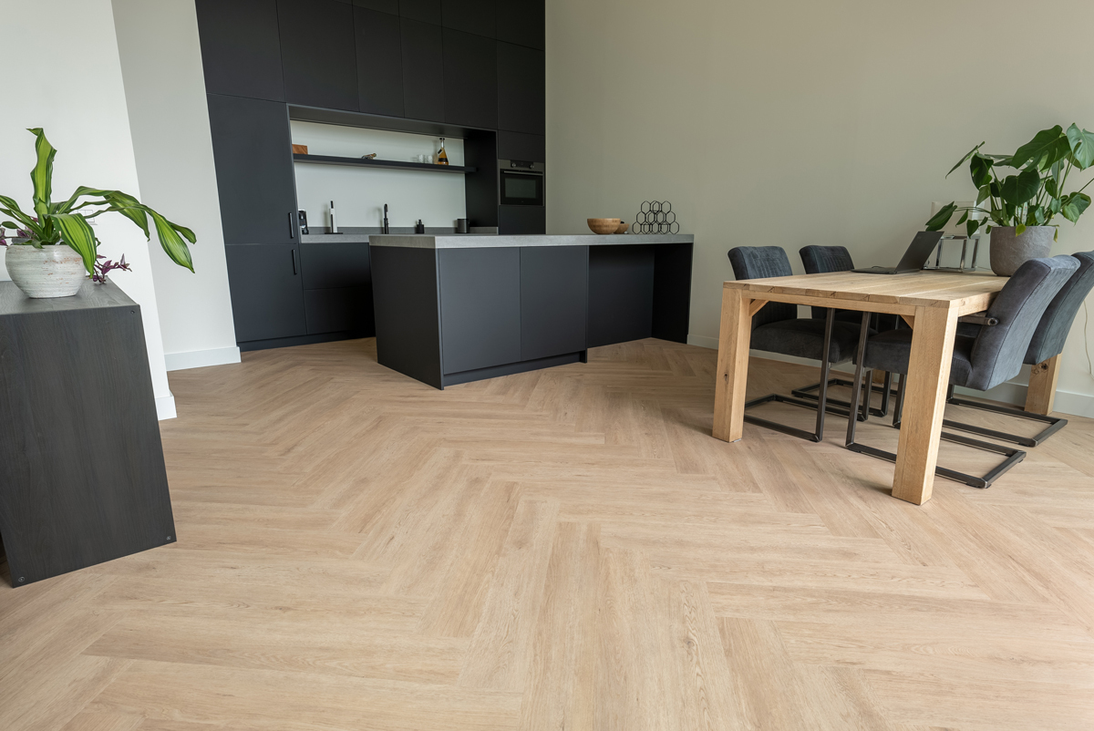 Floer Walvisgraat PVC Gaia Grijsbeige FLR-3527 plak PVC visgraat sfeerfoto in een modern interieur