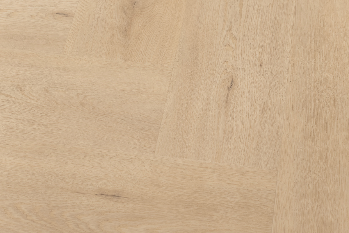 Floer Walvisgraat PVC FLR-3527 Close-up van houtdessin Gaia Grijsbeige walvisgraat plak pvc met natuurgetrouwe nerf