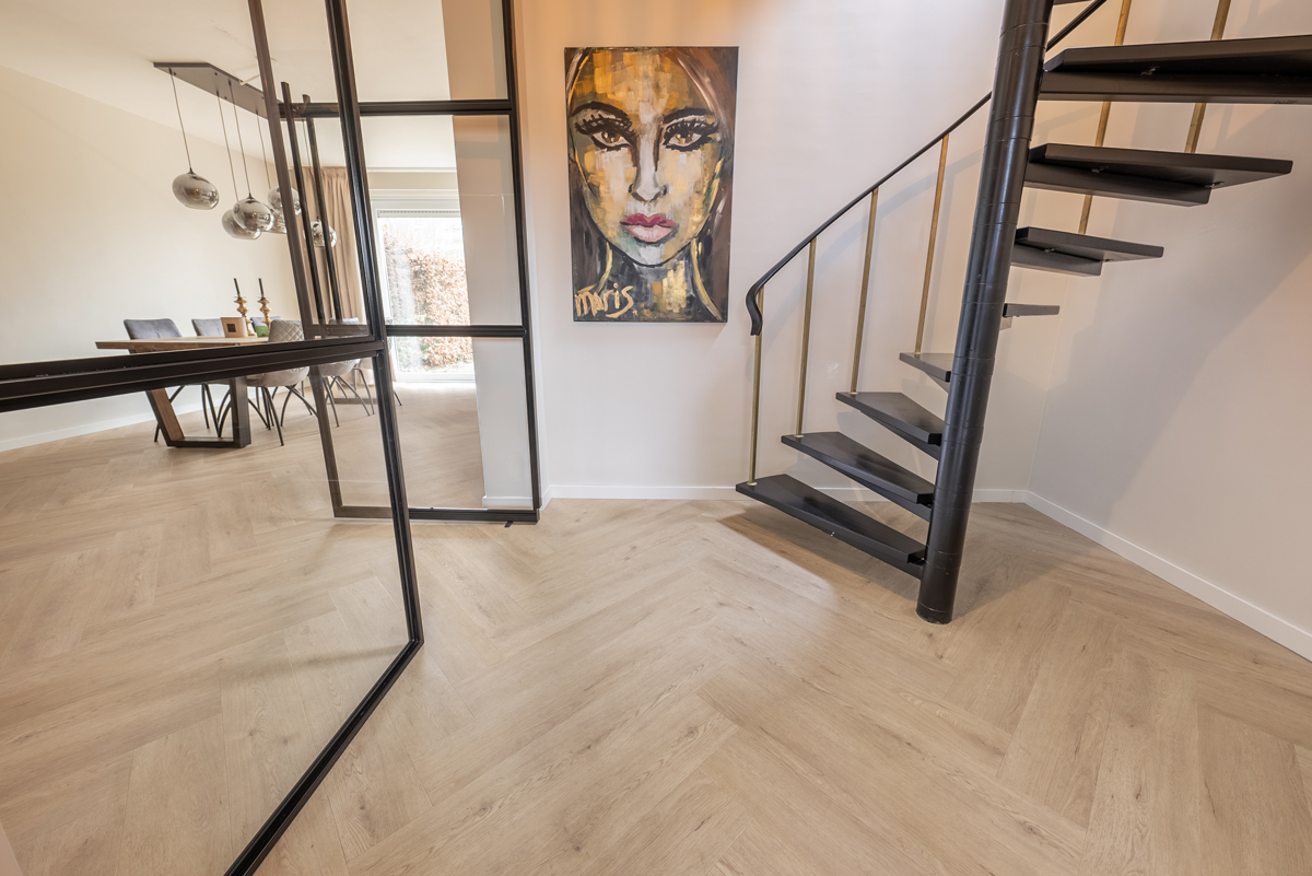 Floer Walvisgraat PVC FLR-3527 Matte toplaag Gaia Grijsbeige walvisgraat plak pvc met strakke randafwerking