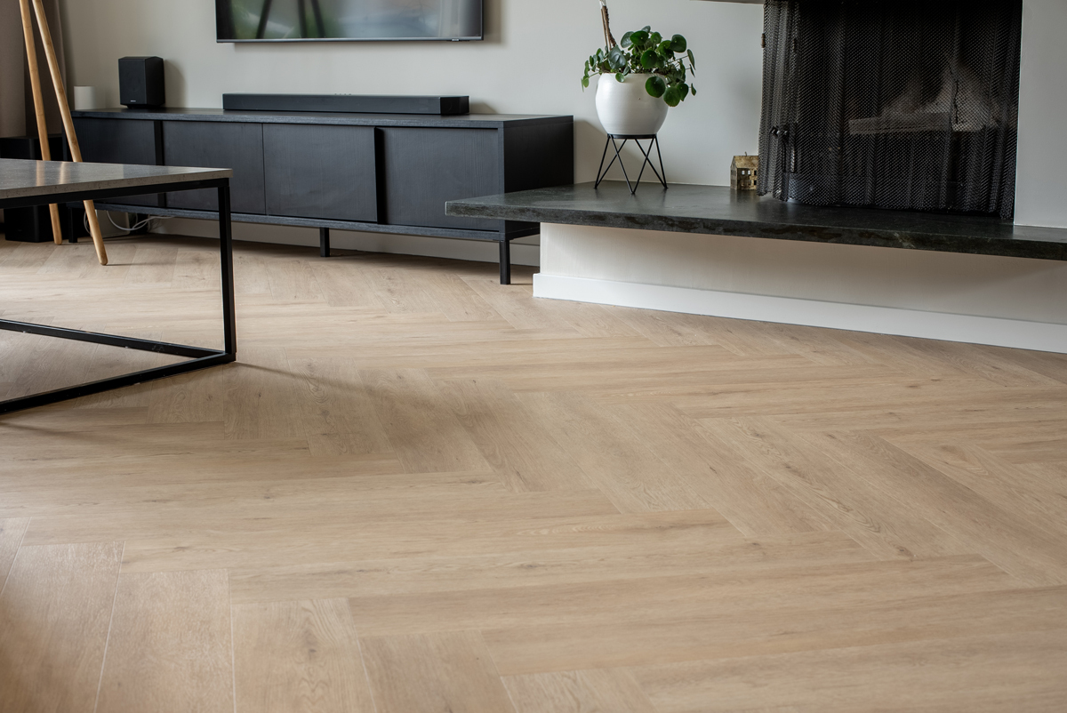 Floer Walvisgraat click PVC Gaia Grijsbeige FLR-3915 click PVC visgraat toegepast in een stijlvolle woonkamer