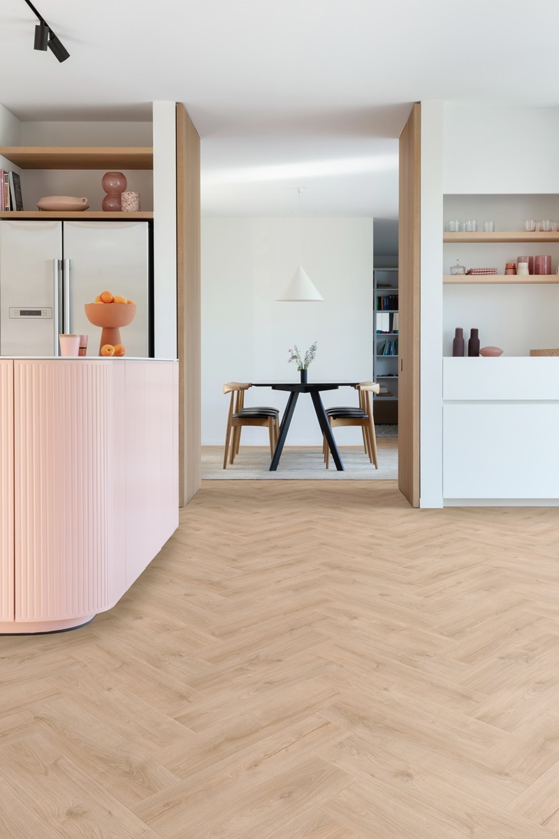 Moduleo Roots Visgraat Galway Oak 87231 visgraat plak pvc in woonkamer sfeerfoto
