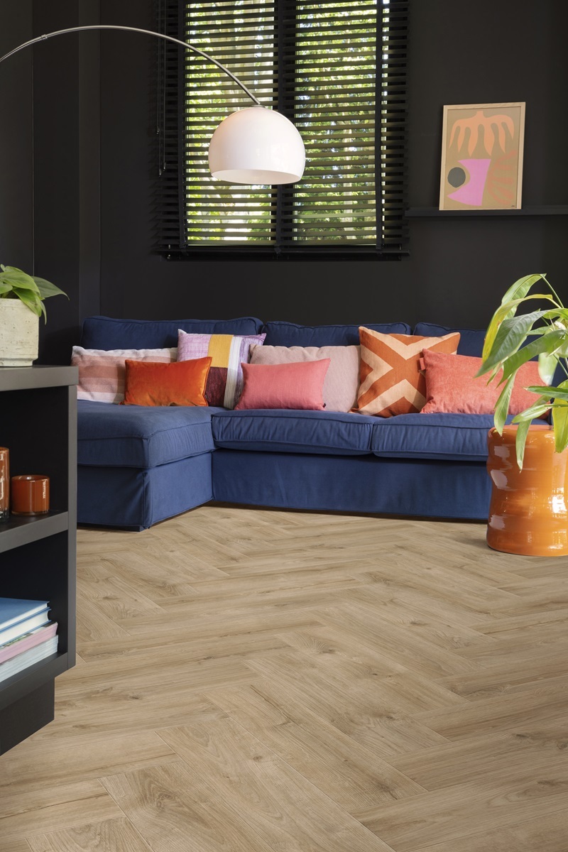 Moduleo Roots Visgraat Galway Oak 87275V variant visgraat plak pvc in woonkamer sfeerfoto