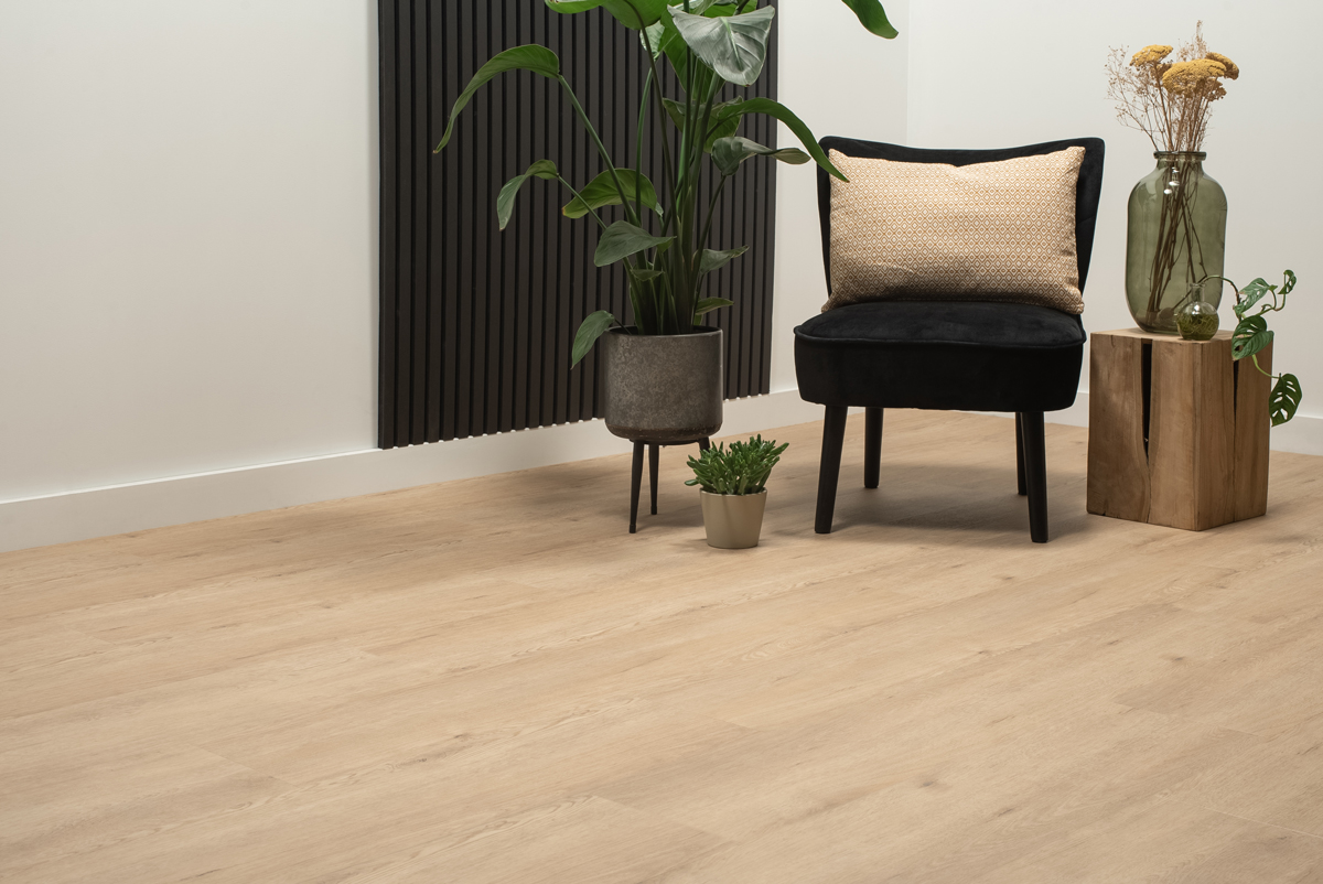 Floer Natuur PVC FLR-3041 Garda Grijsbeige PVC plank plak pvc in woonkamer sfeerfoto
