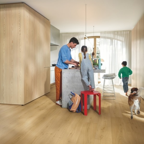 Sfeerfoto van PVC plank click pvc in interieur met QuickStep Bloom