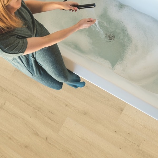 Sfeerfoto van PVC plank click pvc in interieur met QuickStep Bloom