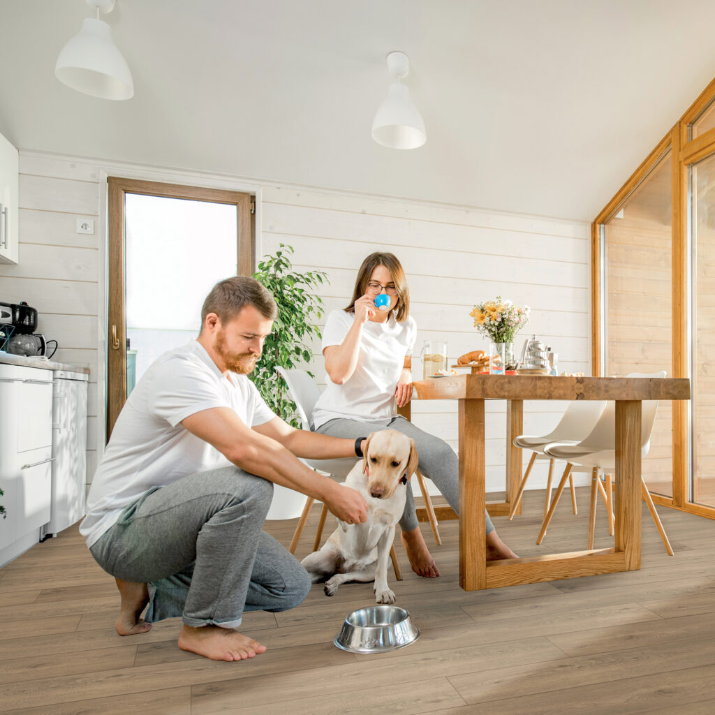 Bodiax Varuna BP390 392 Gerookt Eiken PVC plank plak pvc in woonkamer sfeerfoto