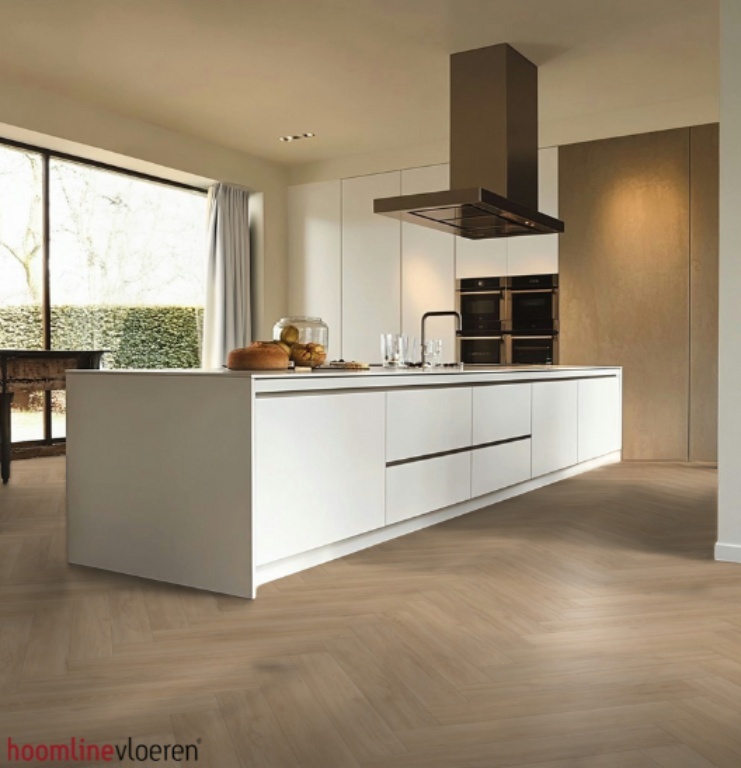 Hoomline Fusion Superior Visgraat Click 45208 Gotham Oak Flax visgraat click pvc in woonkamer sfeerfoto