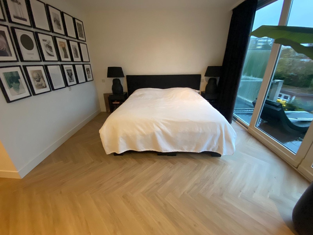 Hoomline Fusion Superior Visgraat Click 45208 Close-up van houtdessin Gotham Oak Flax visgraat click pvc met natuurlijke