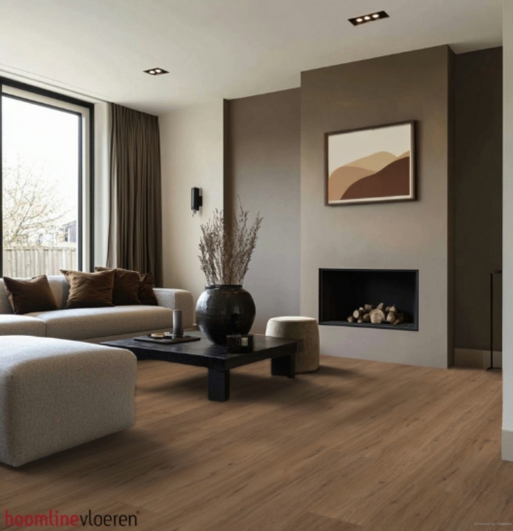 Hoomline Fusion Superior 44201 Gotham Oak Honey PVC plank plak pvc in woonkamer sfeerfoto
